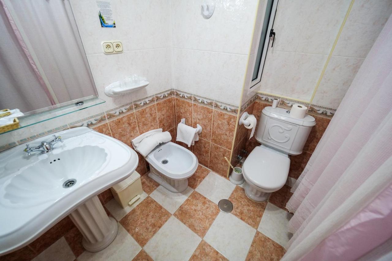 Hotel Flor De La Mancha La Roda Bagian luar foto